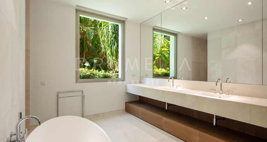 Ny frontlinje golf modern lyxvilla med vacker utsikt i elit Finca Cortesin, Casares.