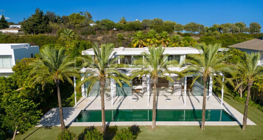 Ny frontlinje golf modern lyxvilla med vacker utsikt i elit Finca Cortesin, Casares.