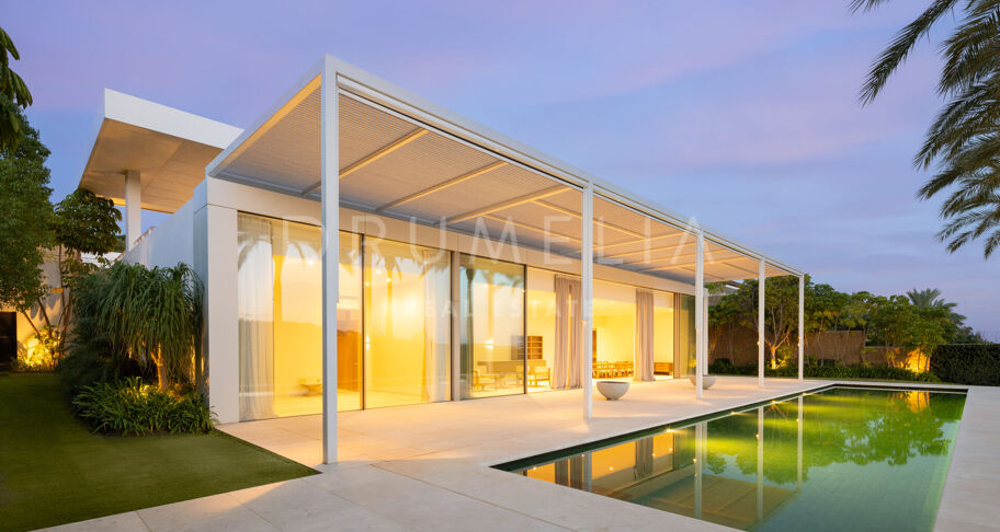 Ny frontlinje golf modern lyxvilla med vacker utsikt i elit Finca Cortesin, Casares.