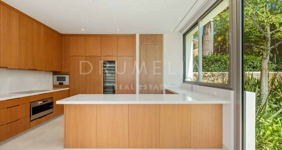Ny frontlinje golf modern lyxvilla med vacker utsikt i elit Finca Cortesin, Casares.