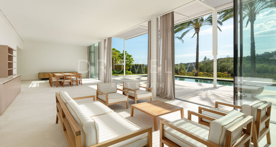Ny frontlinje golf modern lyxvilla med vacker utsikt i elit Finca Cortesin, Casares.
