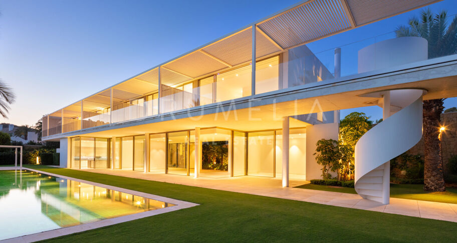 New innovative frontline golf Avant-garde luxury villa with superb views in Finca Cortesin, Casares.