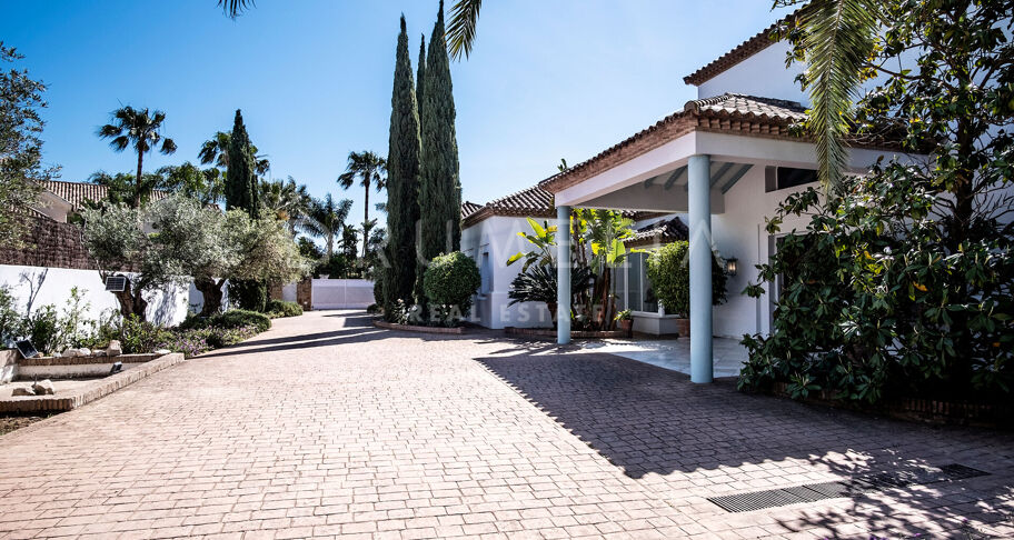 Fantastisk luksuriøs middelhavsvilla med stor tomt i eliten Guadalmina Baja, San Pedro, Marbella.