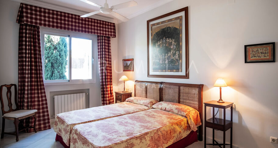Fantastisk luksuriøs middelhavsvilla med stor tomt i eliten Guadalmina Baja, San Pedro, Marbella.