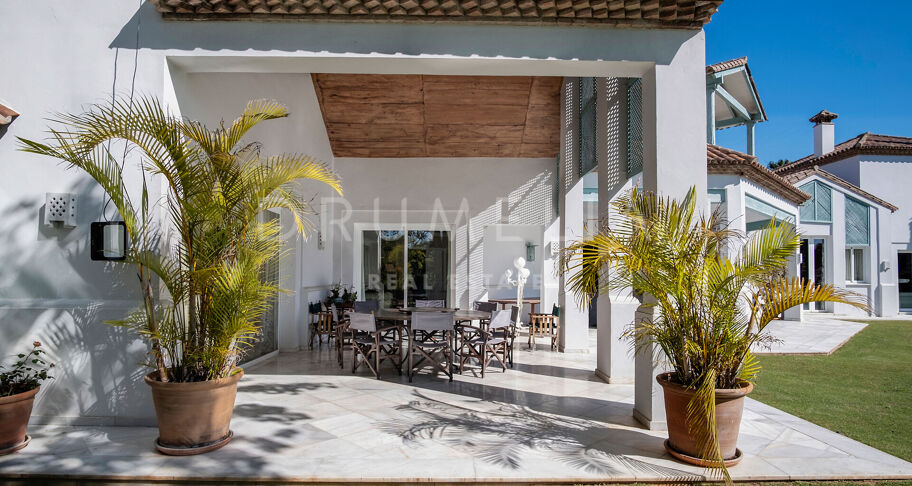 Fantastisk luksuriøs middelhavsvilla med stor tomt i eliten Guadalmina Baja, San Pedro, Marbella.