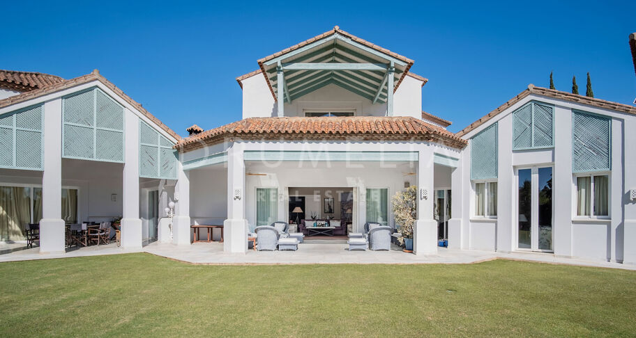 Fantastisk luksuriøs middelhavsvilla med stor tomt i eliten Guadalmina Baja, San Pedro, Marbella.