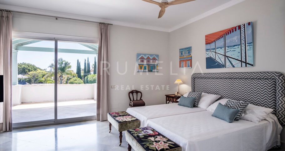 Fantastisk luksuriøs middelhavsvilla med stor tomt i eliten Guadalmina Baja, San Pedro, Marbella.