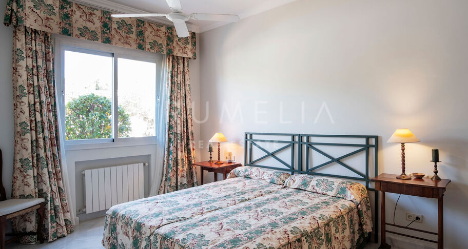 Fantastisk luksuriøs middelhavsvilla med stor tomt i eliten Guadalmina Baja, San Pedro, Marbella.
