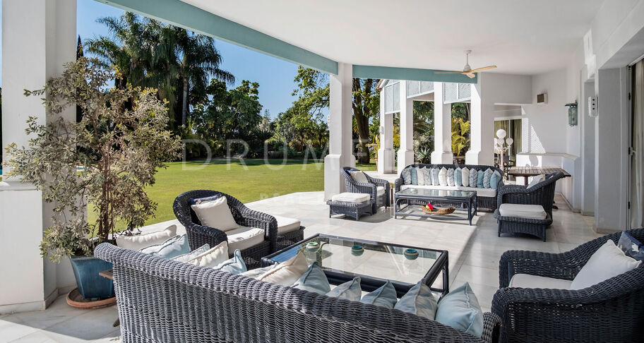 Fantastisk luksuriøs middelhavsvilla med stor tomt i eliten Guadalmina Baja, San Pedro, Marbella.
