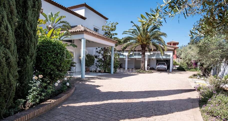 Fantastisk luksuriøs middelhavsvilla med stor tomt i eliten Guadalmina Baja, San Pedro, Marbella.