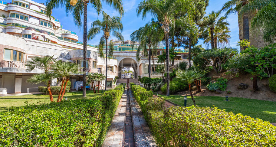 Waterfront 4-Bed Apartment with Dramatic Sea Views in Gray D'Albion, Most Coveted Building in Puerto Banus