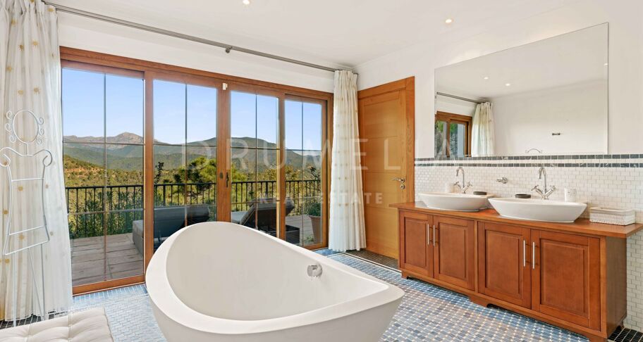 Luxe Villa in La Zagaleta met Panoramisch Uitzicht en Uitzonderlijke Privacy