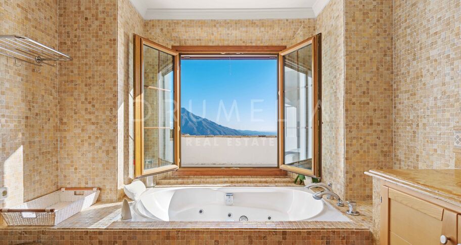 Luxe Villa in La Zagaleta met Panoramisch Uitzicht en Uitzonderlijke Privacy