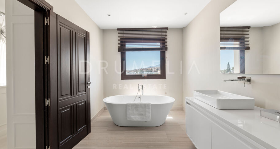 Modern Villa in Immaculate Condition with Luxurious Amenities, Near Guadalmina Alta