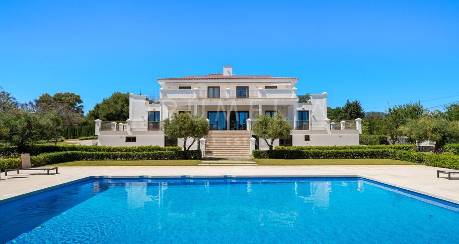 Modern Villa in Immaculate Condition with Luxurious Amenities, Near Guadalmina Alta