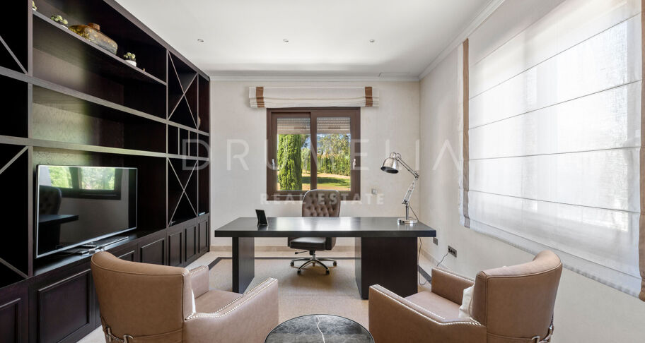 Modern Villa in Immaculate Condition with Luxurious Amenities, Near Guadalmina Alta