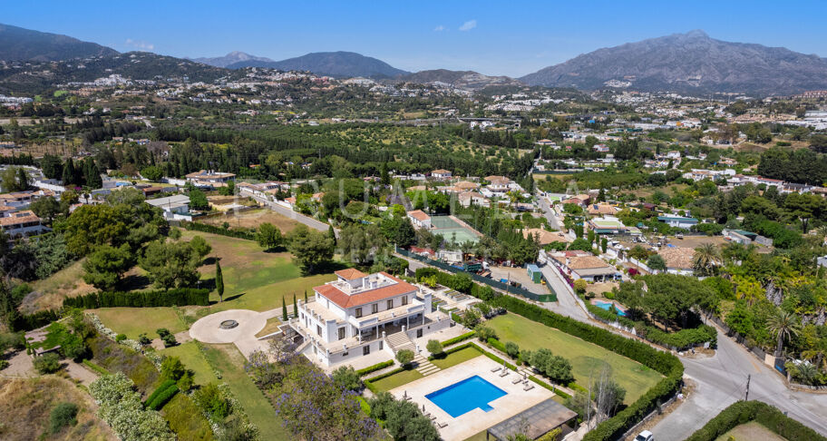 Modern Villa in Immaculate Condition with Luxurious Amenities, Near Guadalmina Alta