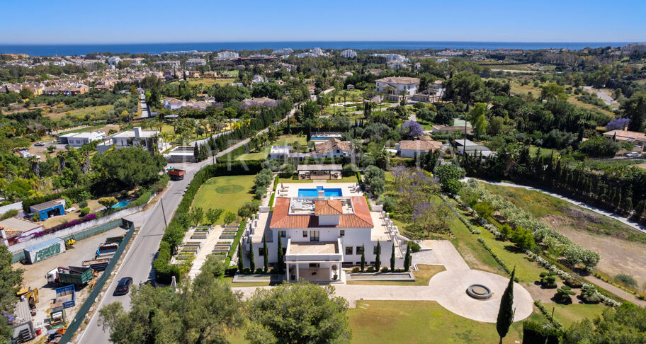 Modern Villa in Immaculate Condition with Luxurious Amenities, Near Guadalmina Alta