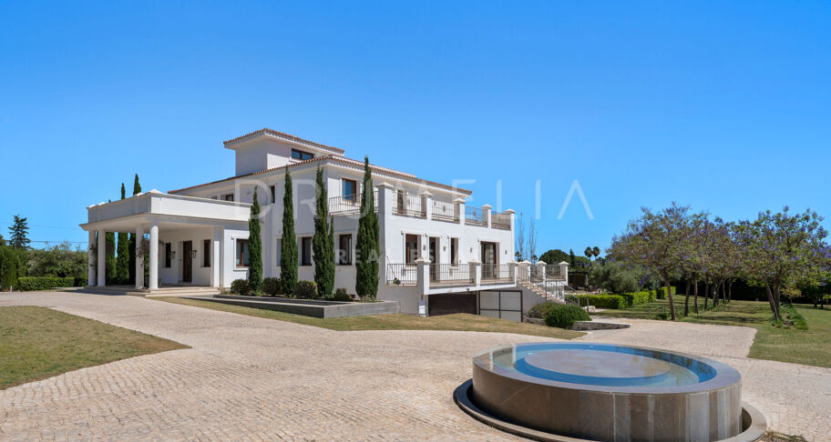 Modern Villa in Immaculate Condition with Luxurious Amenities, Near Guadalmina Alta