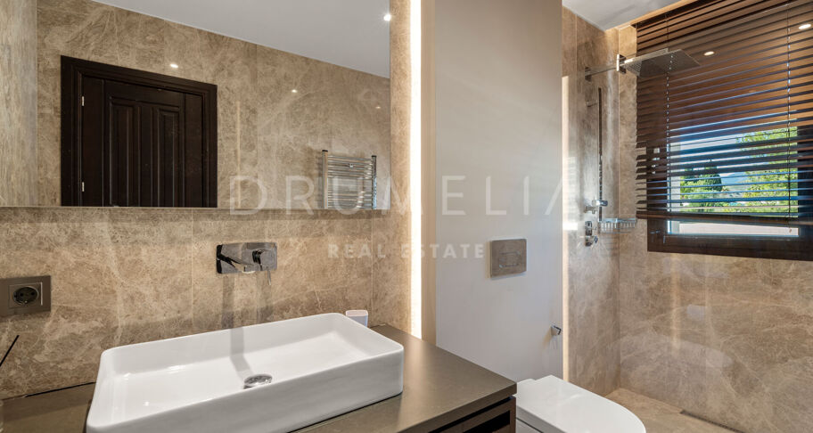Modern Villa in Immaculate Condition with Luxurious Amenities, Near Guadalmina Alta
