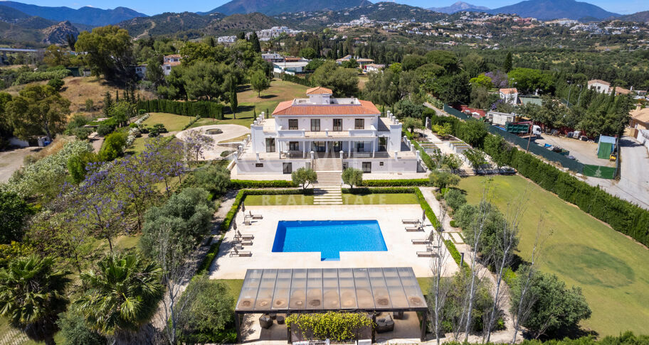 Modern Villa in Immaculate Condition with Luxurious Amenities, Near Guadalmina Alta