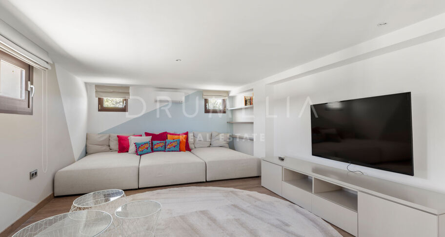 Modern Villa in Immaculate Condition with Luxurious Amenities, Near Guadalmina Alta