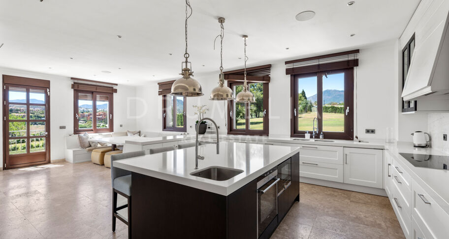 Modern Villa in Immaculate Condition with Luxurious Amenities, Near Guadalmina Alta