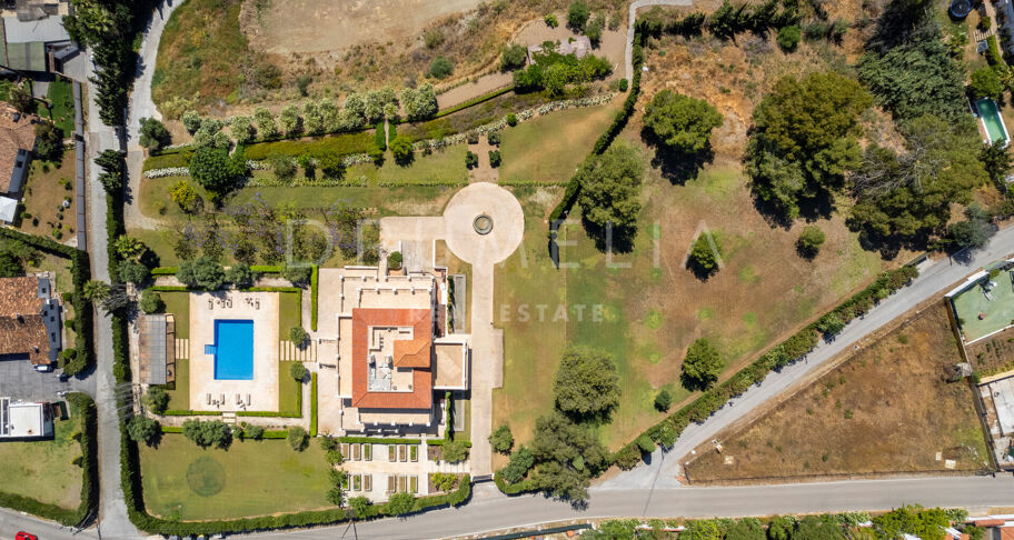Modern Villa in Immaculate Condition with Luxurious Amenities, Near Guadalmina Alta