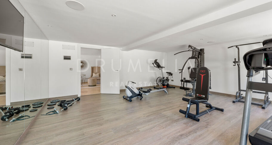 Modern Villa in Immaculate Condition with Luxurious Amenities, Near Guadalmina Alta