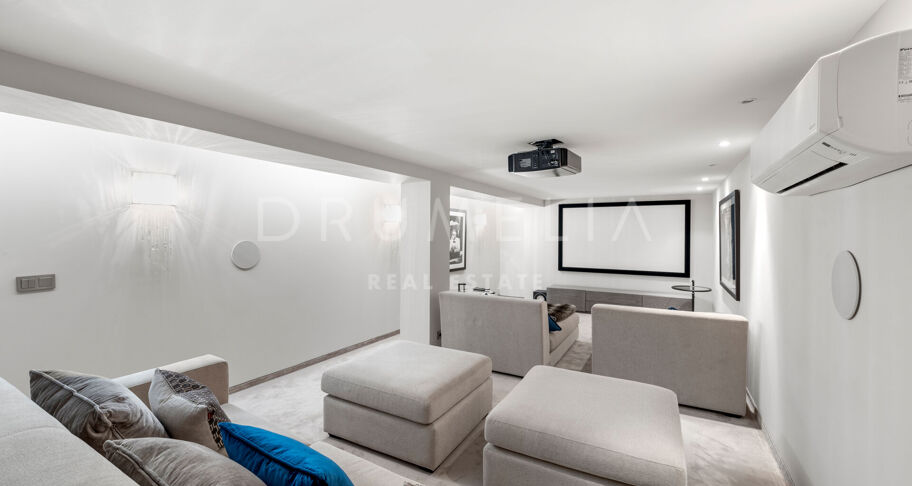 Modern Villa in Immaculate Condition with Luxurious Amenities, Near Guadalmina Alta