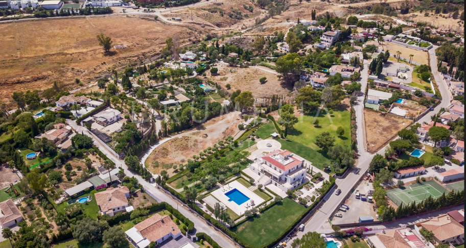 Modern Villa in Immaculate Condition with Luxurious Amenities, Near Guadalmina Alta