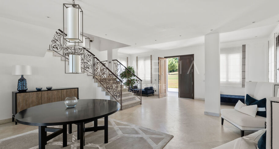 Modern Villa in Immaculate Condition with Luxurious Amenities, Near Guadalmina Alta