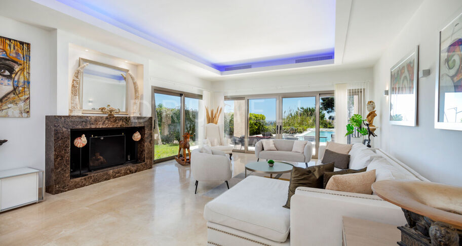 Moderne villa in het prestigieuze El Paraiso met prachtig zeezicht, Marbella