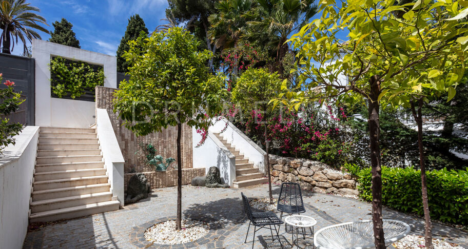 Moderne villa in het prestigieuze El Paraiso met prachtig zeezicht, Marbella