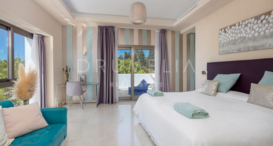 Moderne villa in het prestigieuze El Paraiso met prachtig zeezicht, Marbella