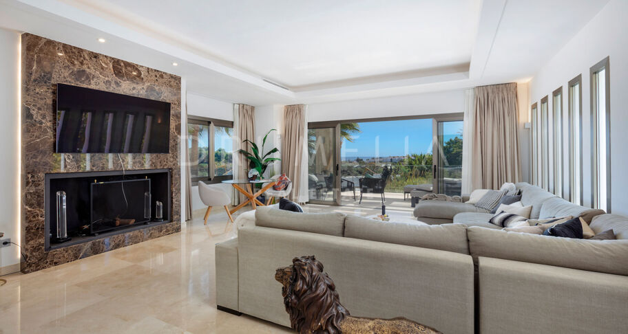 Moderne villa in het prestigieuze El Paraiso met prachtig zeezicht, Marbella