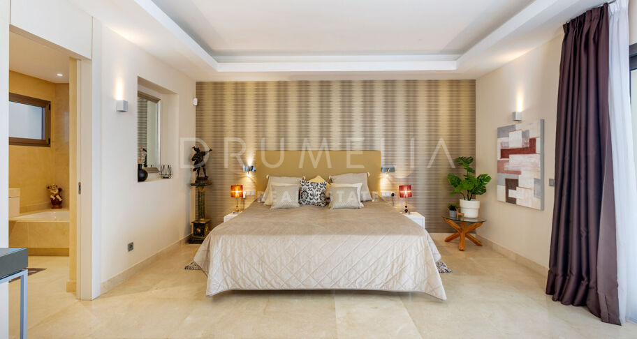 Moderne villa in het prestigieuze El Paraiso met prachtig zeezicht, Marbella