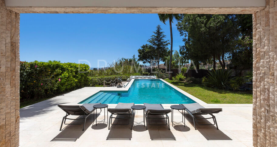 Moderne villa in het prestigieuze El Paraiso met prachtig zeezicht, Marbella