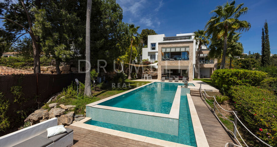 Moderne villa in het prestigieuze El Paraiso met prachtig zeezicht, Marbella