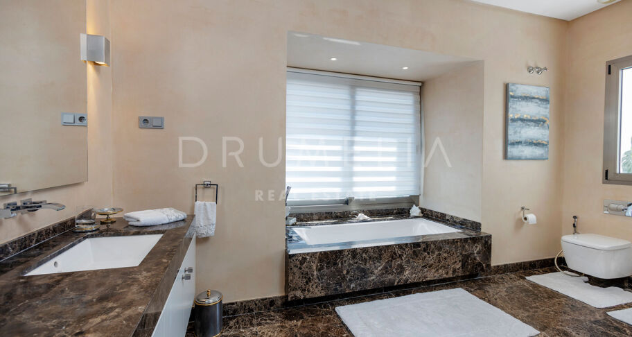 Moderne villa in het prestigieuze El Paraiso met prachtig zeezicht, Marbella