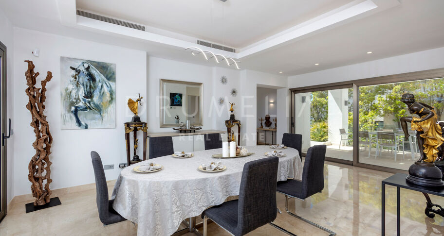 Moderne villa in het prestigieuze El Paraiso met prachtig zeezicht, Marbella