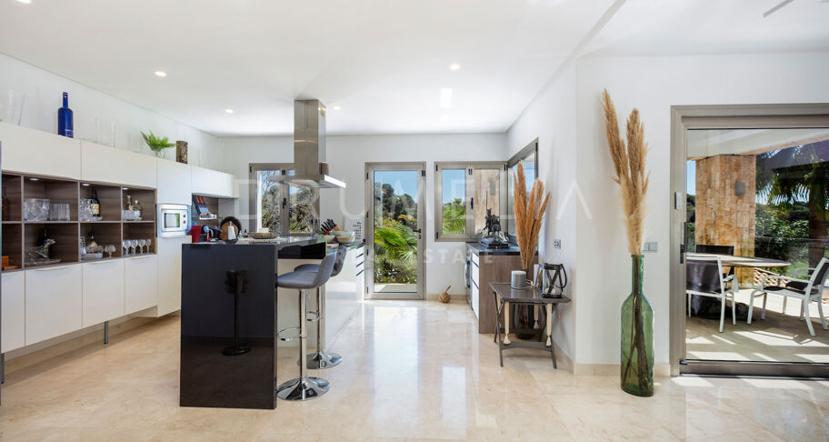 Moderne villa in het prestigieuze El Paraiso met prachtig zeezicht, Marbella