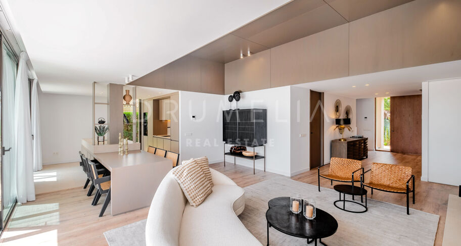 Moderne Villa im ruhigen mediterranen Stil mit Meerblick in Paraiso Alto, Benahavis