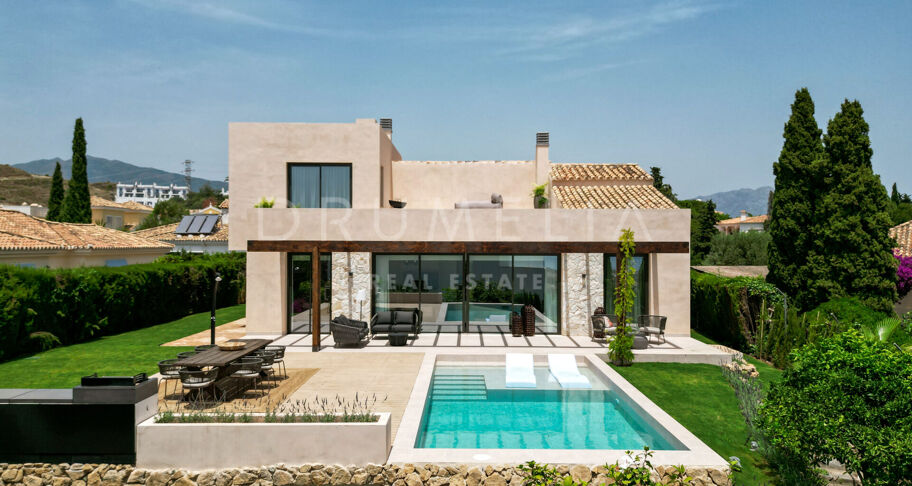 Moderne Villa im ruhigen mediterranen Stil mit Meerblick in Paraiso Alto, Benahavis