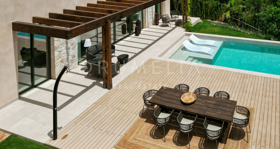 Moderne Villa im ruhigen mediterranen Stil mit Meerblick in Paraiso Alto, Benahavis