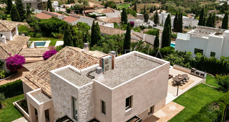 Moderne Villa im ruhigen mediterranen Stil mit Meerblick in Paraiso Alto, Benahavis