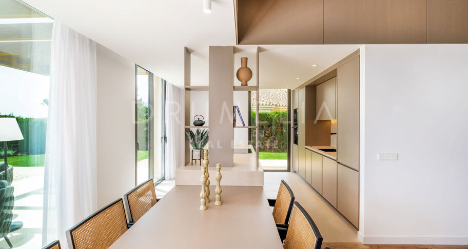 Moderne Villa im ruhigen mediterranen Stil mit Meerblick in Paraiso Alto, Benahavis