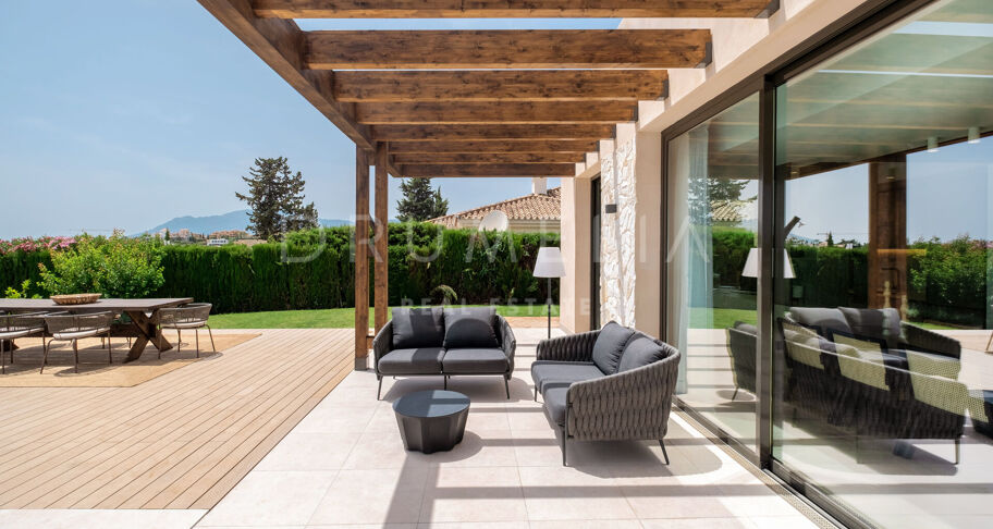 Moderne Villa im ruhigen mediterranen Stil mit Meerblick in Paraiso Alto, Benahavis