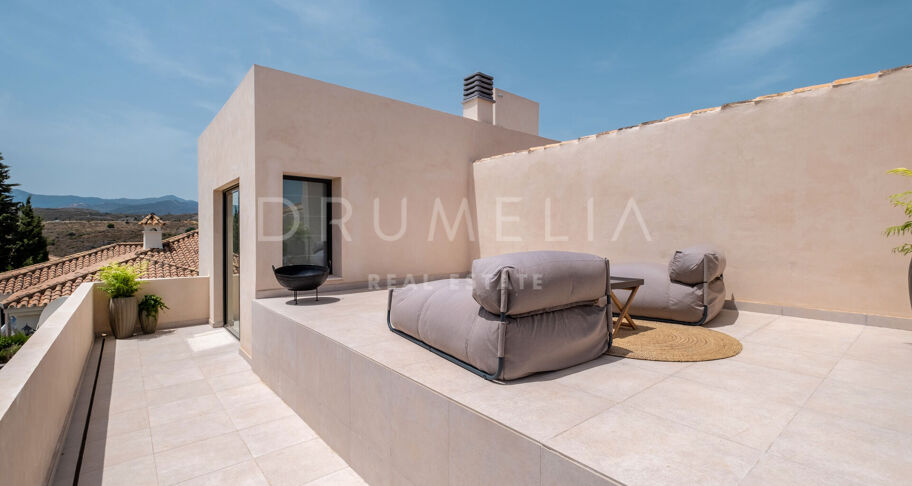 Moderne Villa im ruhigen mediterranen Stil mit Meerblick in Paraiso Alto, Benahavis