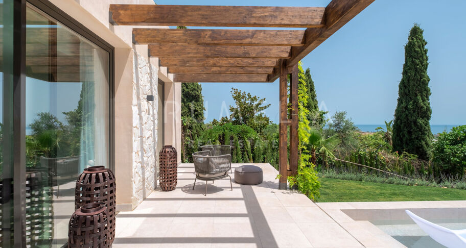 Moderne Villa im ruhigen mediterranen Stil mit Meerblick in Paraiso Alto, Benahavis